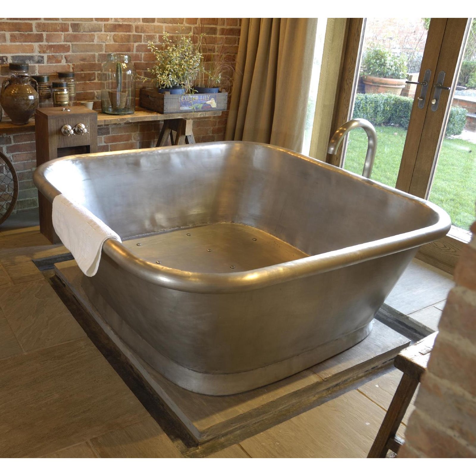 Copper Freestanding Round Bath Image